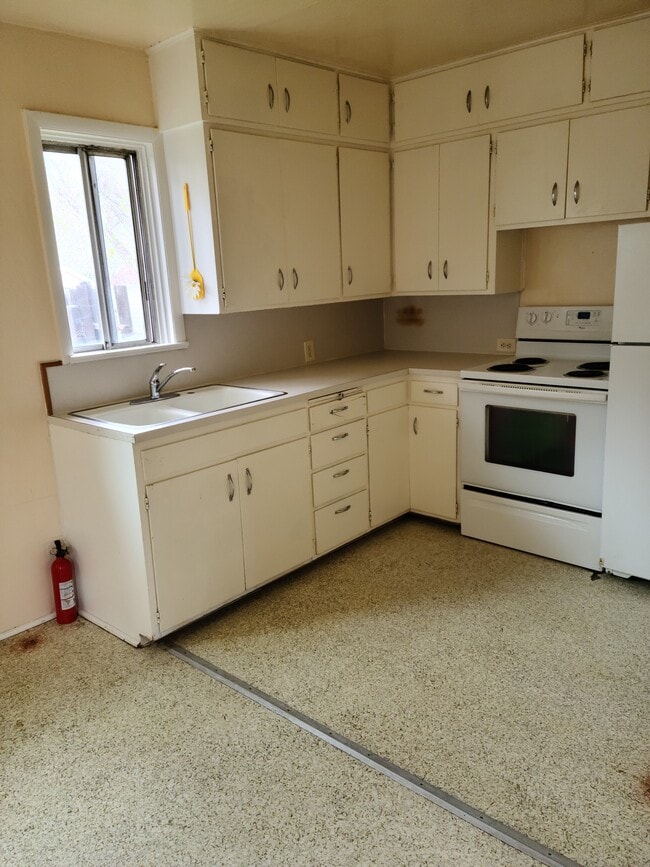 kitchen - 433 S 9th Ave