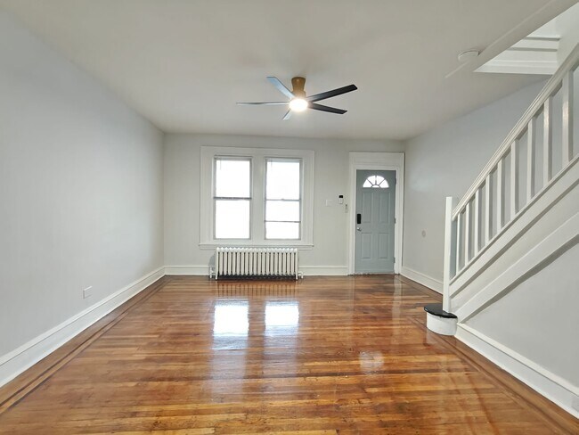 Photo - 5818 Addison St