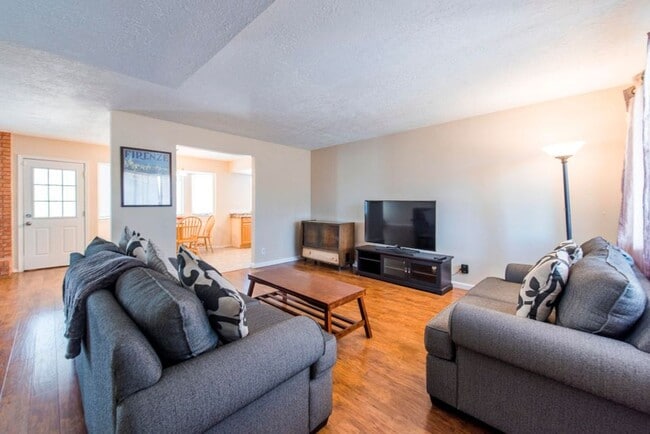 Building Photo - Three Bedroom Two Bath NE Heights