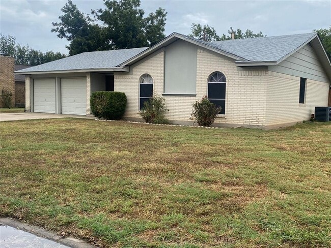 Building Photo - 1806 Sierra Dr