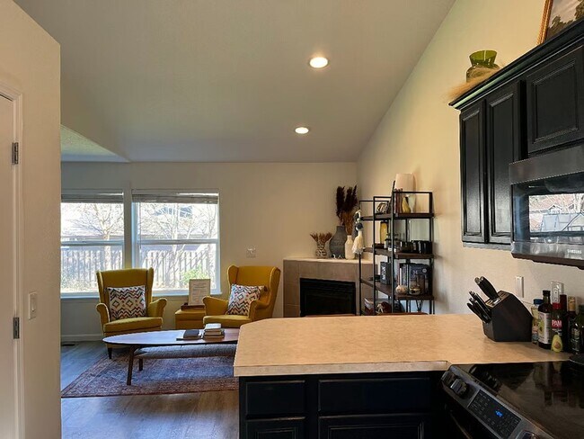 Photo - Furnished 3 Bedroom. 2.5 Bath Home in Dundee- Short Term Lease Options Available