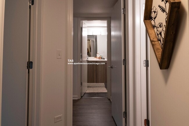 Photo - Massive Condo Quality 2 Bed / 2.5 Bath Duplex Down in Wrigleyville! Unidad 102