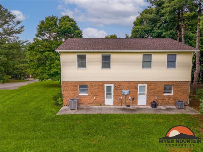Photo - 1485 Sandy Cir