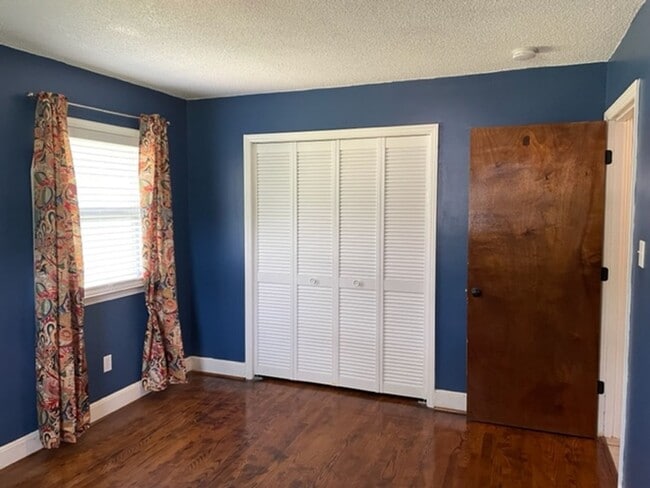 Building Photo - Quiet living on the outskirts of the City!