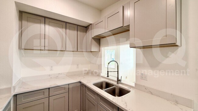 Photo - 741 E Erie St