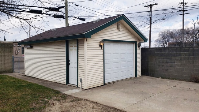 Photo - 28833 Groveland St