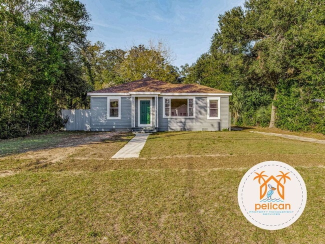 Building Photo - Cozy 2 Bedroom House with Large Yard in Pe...