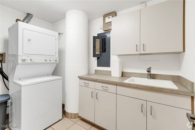 Building Photo - 2077 E 4th St Unit 4E Rental