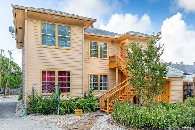 Photo - 611 W Ridgewood Ct