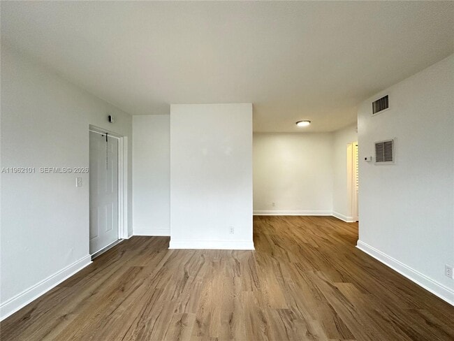 Photo - 2822 Van Buren St Unidad 201