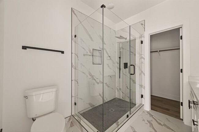 Photo - 2475 Carmel St