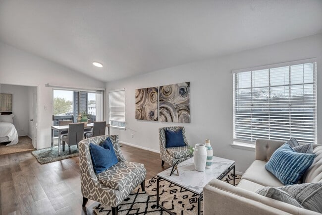 Photo - 1735 Rutland Dr Unidad 130