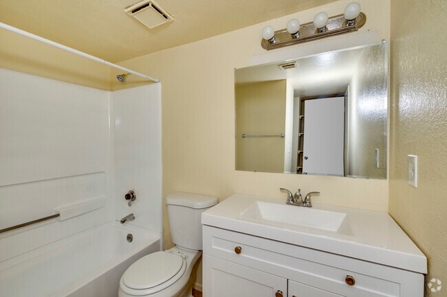 2BD, 2BA - 900SF - Main Bathroom
