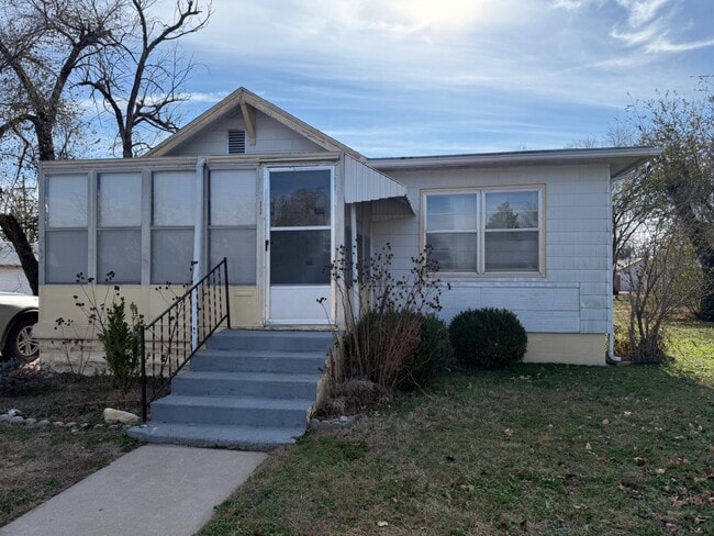 Building Photo - 711 W 11th Ave