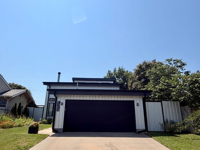 Photo - Contemporary 2 bedroom, 2.5 bath home in the heart of Route 66.