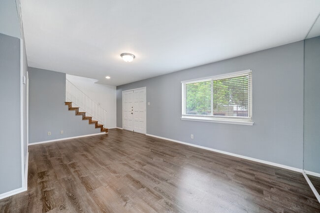 Photo - 10958 Crown Park