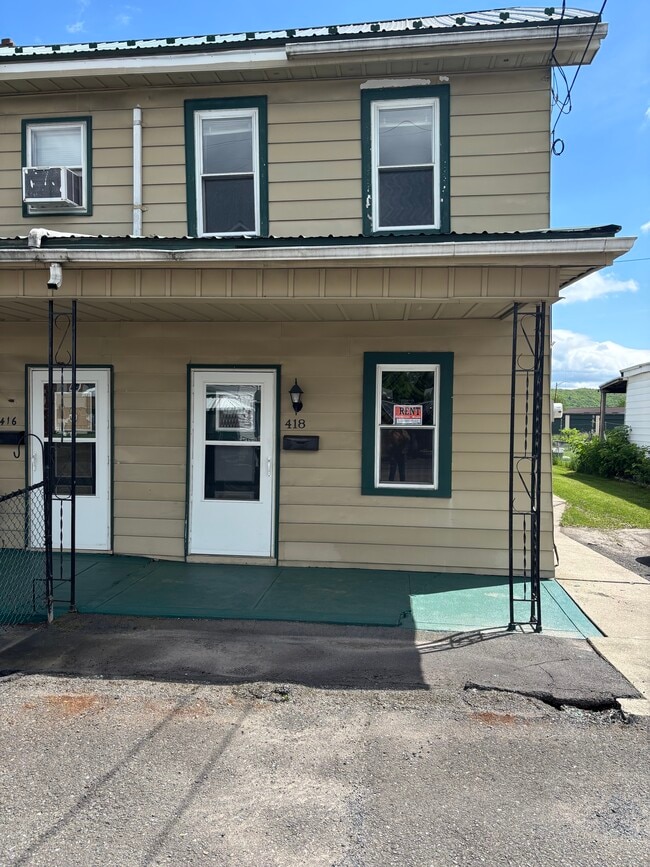 Front of home, parking in driveway - 418 Furnace St House Unit 418 Furnace Street