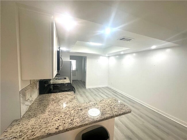 Building Photo - 2/2 Condo close to downtown Bonita