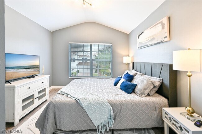 Photo - 981 Hampton Cir