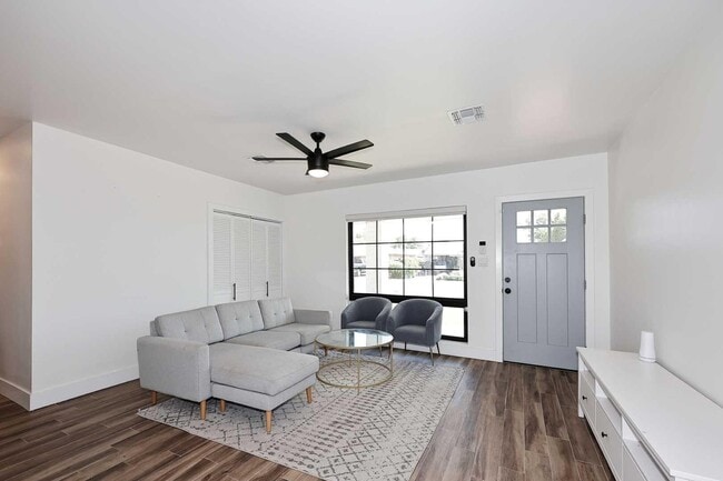 Photo - 716 W 11th St