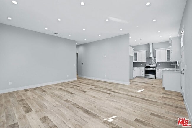 Photo - 13550 Hamlin St Casa