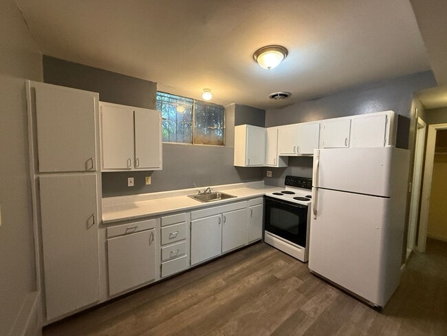 Building Photo - 132-134 Adelaide St. Unit AD 134 / AA