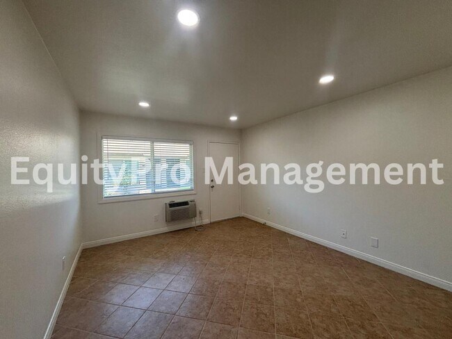 Photo - 7043 Pickering Ave