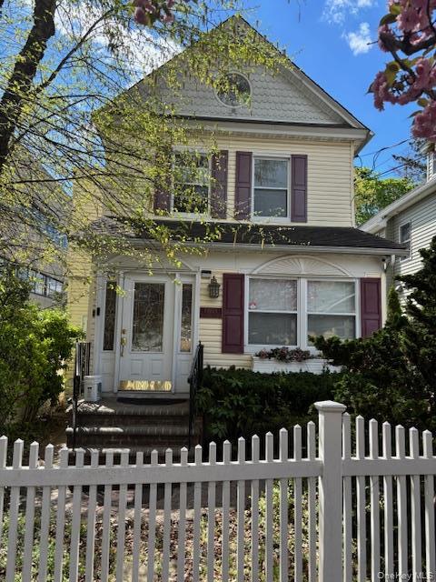 Building Photo - 40 S Bayles Ave Unit Upper