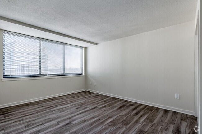 1BR, 1BA - 845SF - Topaz House