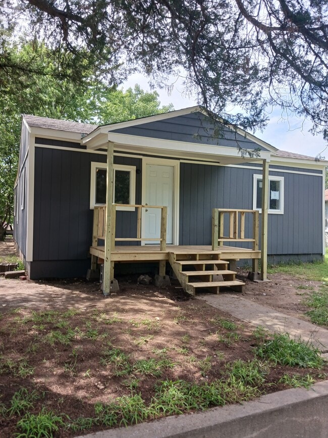 Building Photo - 819 S Elm Ave