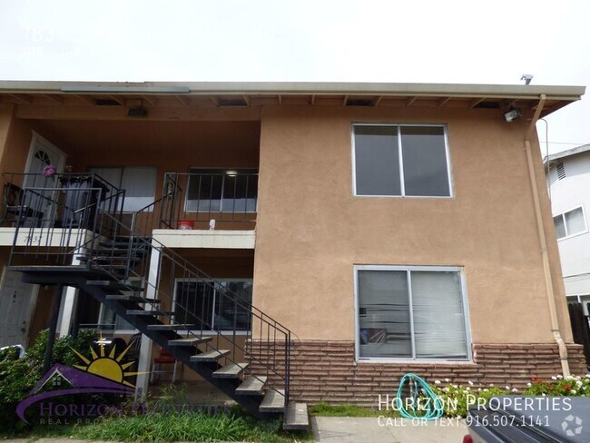 Building Photo - 2 Bed 1 Bath 2nd Floor Fourplex Unit #D Rental