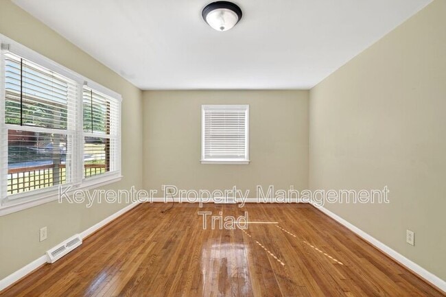 Photo - 1821 W Meadowview Rd