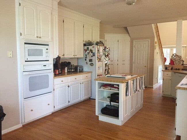 Photo - 3 Bedroom house in walking distance to Lake Robinson!