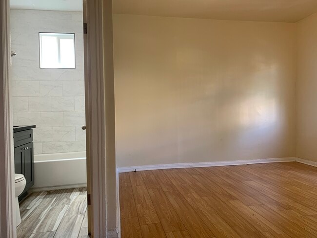 Studio apartment - 158 S Berendo St Apartments Unit 207
