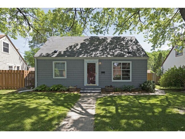 Building Photo - Charming Bungalow Available - Walk To Sout... Rental