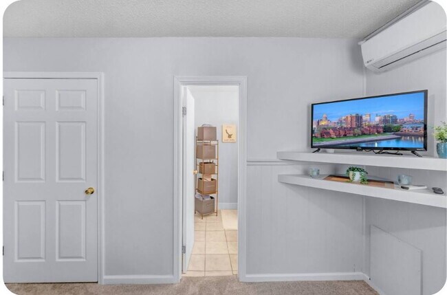Furnished 1-Bedroom Apartment with Private Entrance and Free Laundry