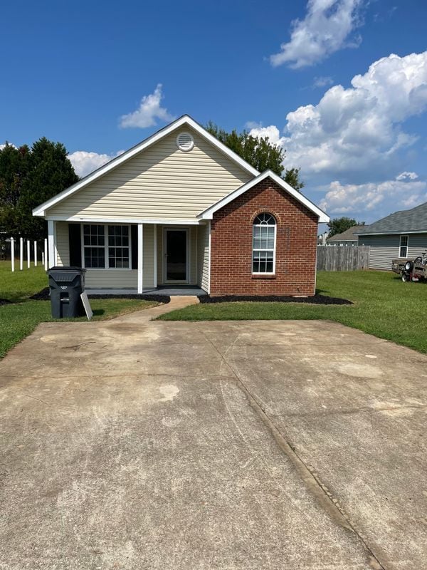 Photo - 208 Strawbridge Ln