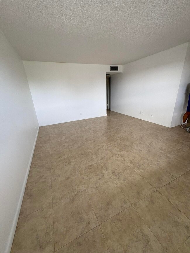 Photo - 163 Somerset Crescent Unidad H
