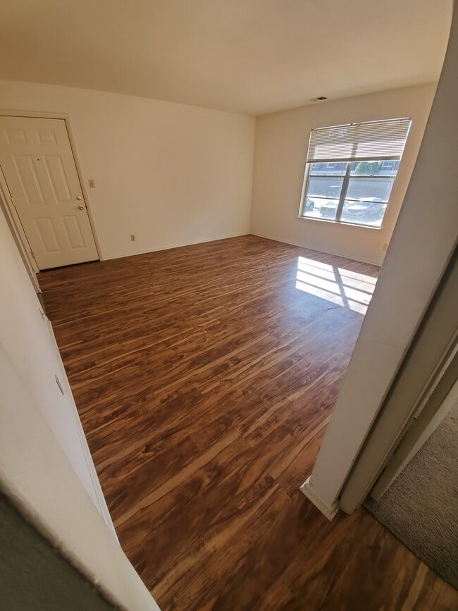 Photo - Colonial Apartments