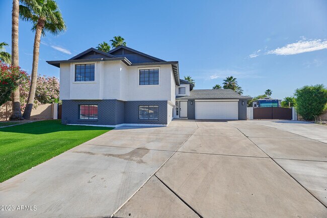 Photo - 725 N Banning Cir