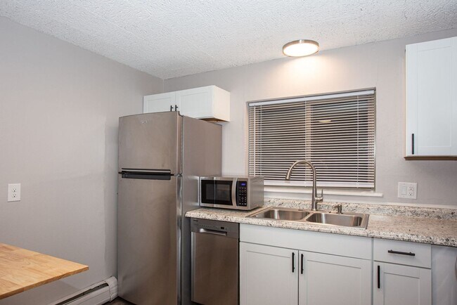 Photo - 2 Bed 1 Bath On Bus Route - Heat Included