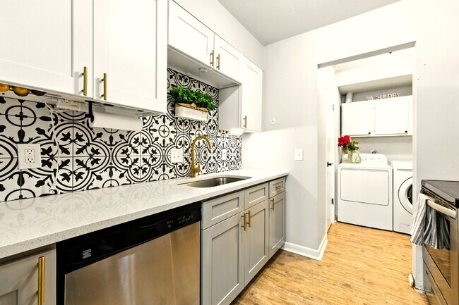 Photo - Welcome to Your New Home in the Heart of Denver! Unidad G12