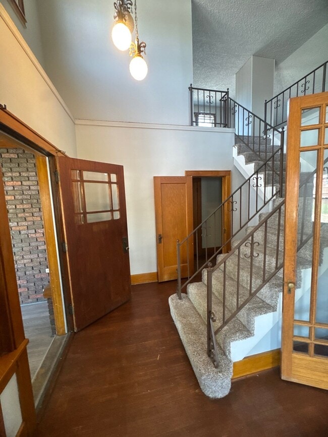 2887 Mary St