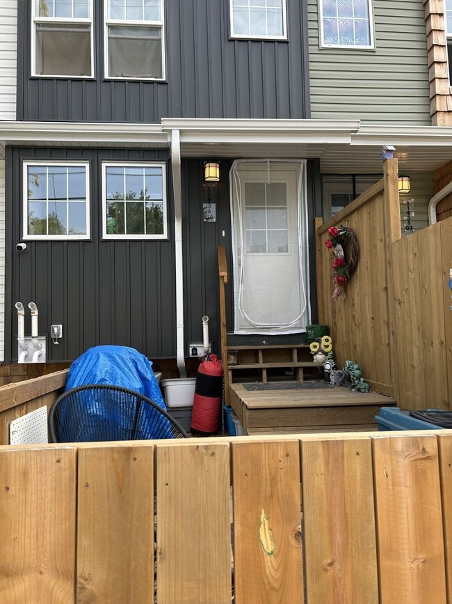 Building Photo - 11936-11947 47 St NW Unit Bsmt G4