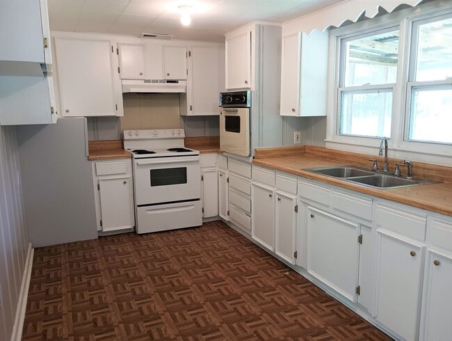 Photo - TERRIFIC STARTER HOME in Hartselle!