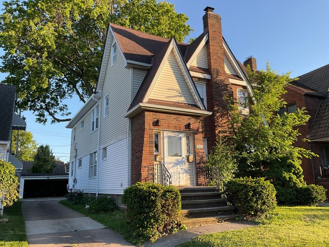 Building Photo - 2507 Brookview Blvd Unit 2507 Brookview Boulevard Down