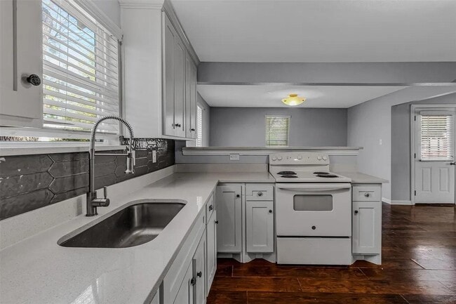 Photo - 902 Davy Crockett St