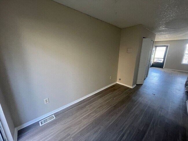 Photo - 2 Bedroom 2 Bathroom Townhouse Near Quincy and Buckley!!