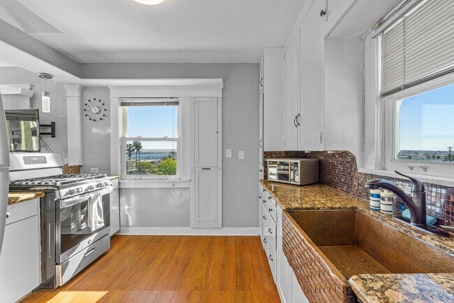 Photo - 2452 Union St