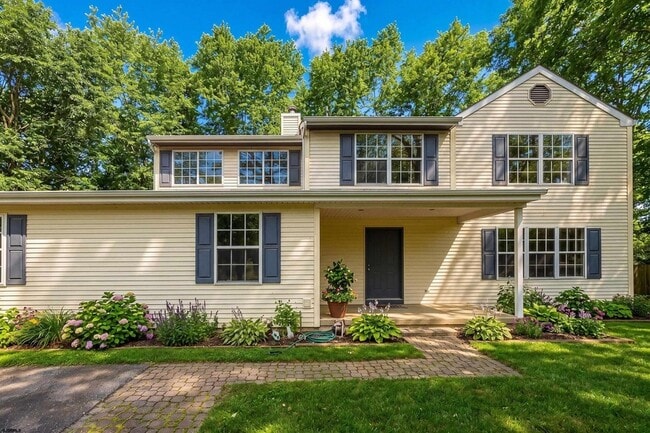 Building Photo - 1 Broadmoor Dr